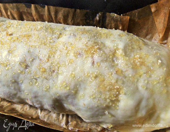 Также смазать и присыпать коричневым сахаром.