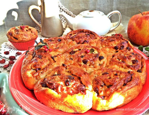 Переносим пирог-булочки на стол.