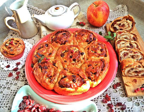 Рулет делим на порции тоже. Подаем к чаепитию. 