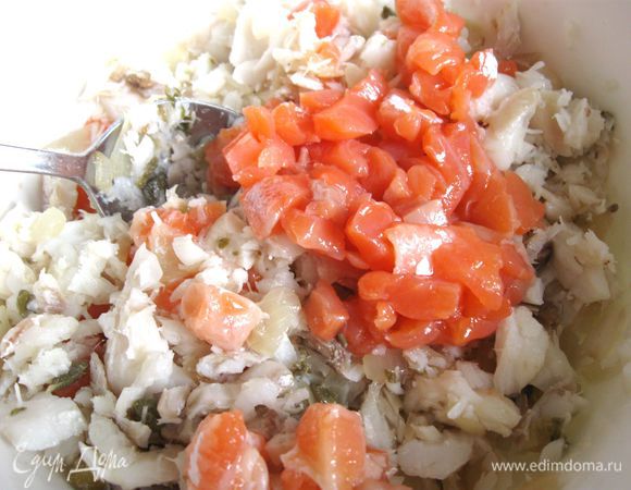 К белой рыбе добавить порезанную кусочками слабосоленую форель.