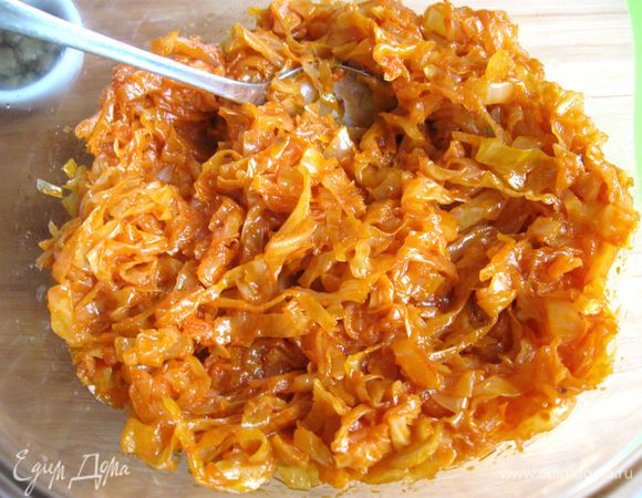 Капусту порезать. Лук почистить, порезать, обжарить на сковороде, добавить томатную пасту, обжарить 1 минуту, добавить капусту, обжарить до готовности (посолить, добавить сахар, лимонный сок, в конце — щепотку тмина). В процессе приготовления добавить сливочное масло и 2 — 3  ст. л. воды. Протушить, начинка не должна быть жидкой, а сочной и мягкой.