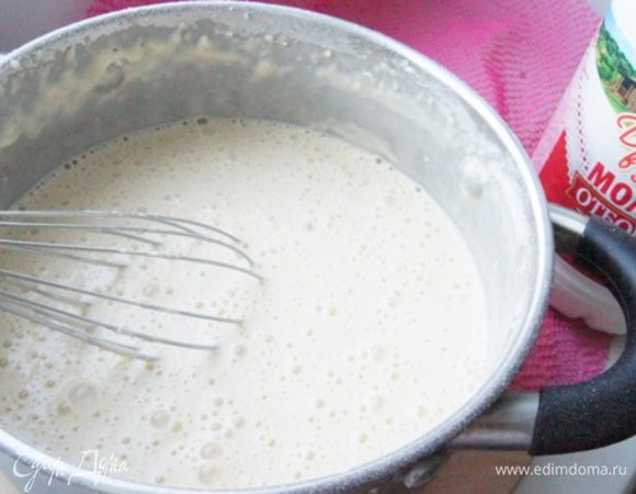 Всыпать муку, смешанную с корицей и разрыхлителем. Взбить венчиком, чтоб не было комочков. 