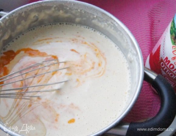 Ввести в тесто пюре из хурмы и растительное масло, размешать. 