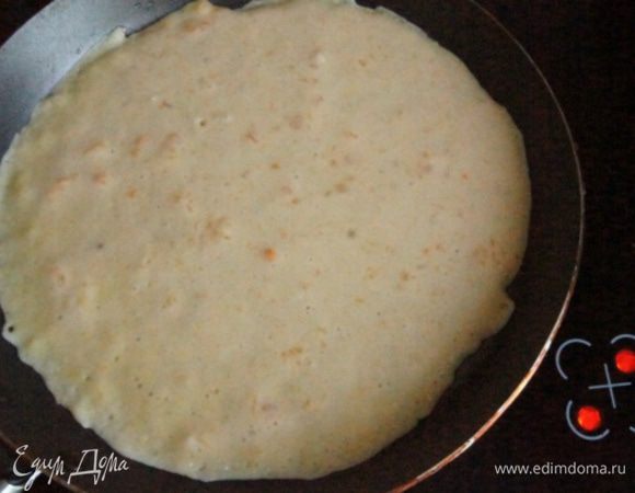 Жарить блинчики с двух сторон на раскаленной сковородке, смазывая ее растительным маслом. 