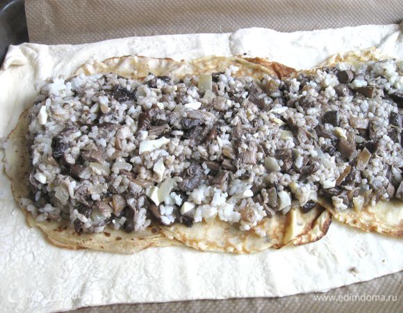 Располагаем грибную начинку (клином).