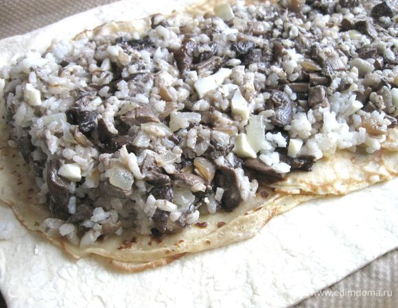 На этой фотографии немного лучше видно, как располагать начинку (выше с одного края, ниже — с другого). 