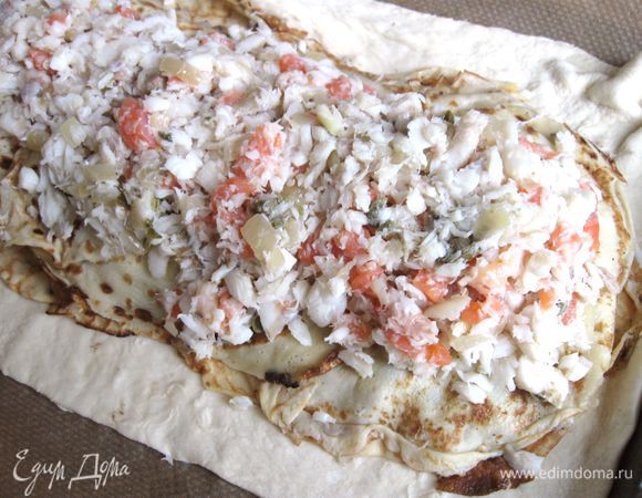 Положить рыбную начинку.