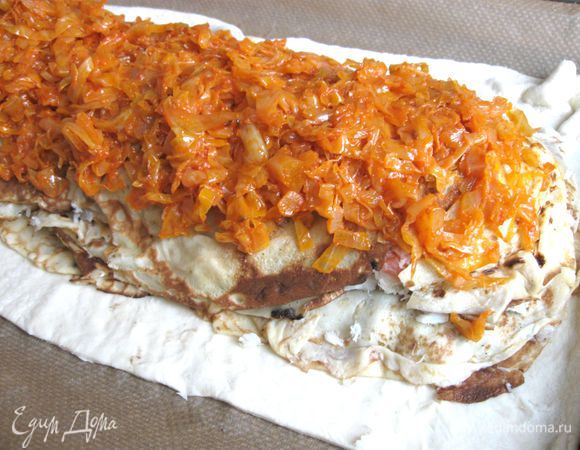 Теперь очередь капустной начинки. Ее кладем таким же образом, как и остальные.