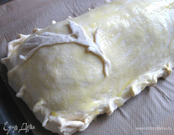 Смазать желтком весь верхний слой, только потом начать украшать.