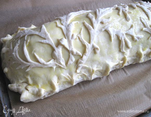 Кулебяка украшена. Украшения тоже смазать желтком.