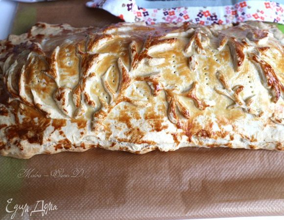 Поставить кулебяку в духовку на 45 минут. Через 35 минут проверьте ее, вам может понадобиться чуть больше или меньше времени. Она должна зарумяниться.