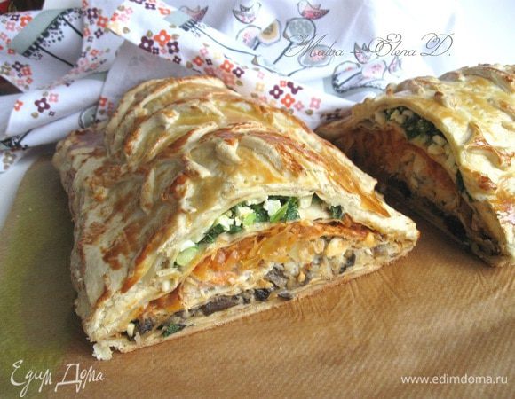 Блюдо универсальное. Кулебяка может быть самостоятельным блюдом, которое при подаче поливают традиционно топленым маслом или сметаной. Она может быть дополнением к супам или бульонам, в этом случае поливать ее не надо. 
