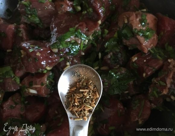 Говядину помыть и обсушить бумажным полотенцем. Смешать соевый соус, вустерширский соус и итальянские травы для маринада. Порубить мелко чеснок и петрушку. Смешать все ингредиенты в еекости, или перелить в пакет с застежкой. Замариновать говядину минимум на 4 часа. Максимальное время маринования — 24 часа.