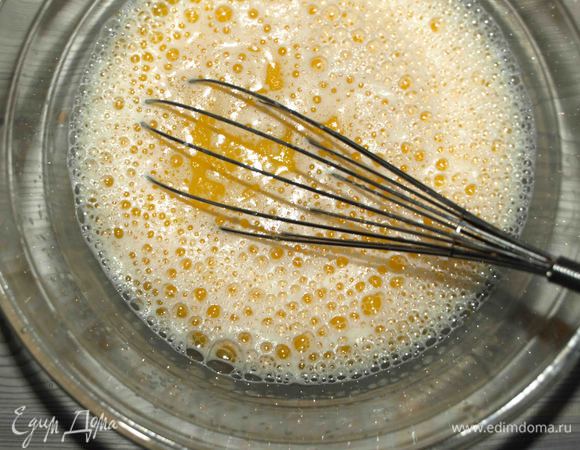Масло растопить, остудить. Добавить к яично-молочной смеси. Взбить.