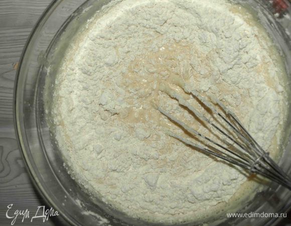 Соединить муку с полученной смесью. Взбить, чтоб не было комочков. Белки взбить в некрепкую пену.