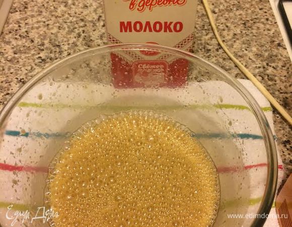 Когда все растворится, снять с огня и вбить яйцо.