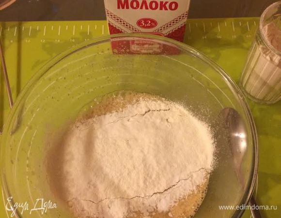 Просеять муку с солью и содой, и начать постепенно добавлять муку.