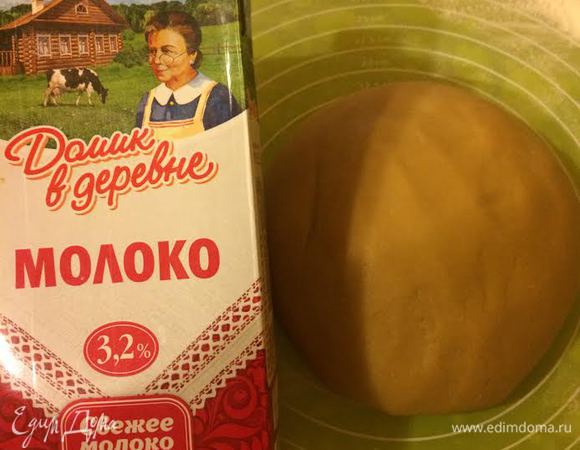 Замесить нежное тесто, которое не липнет к рукам. У меня ушло 2,5 стакана муки. Накрыть салфеткой и оставить на 15 — 20 минут.