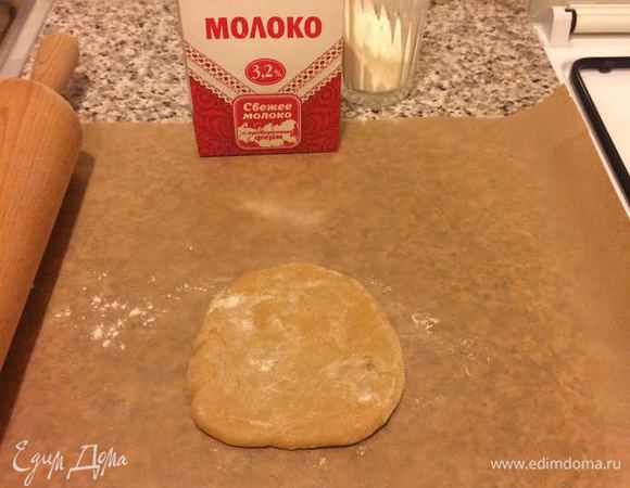 Духовку нагреть до 180°С .Тесто разделить на 10 — 12 коржей.