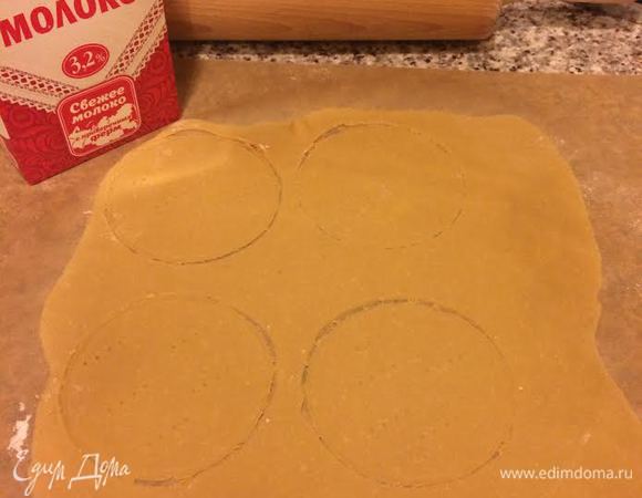 Раскатать каждый корж очень тонко, обрезать. Обрезки выпекать вместе с коржами, они нужны для обсыпки.