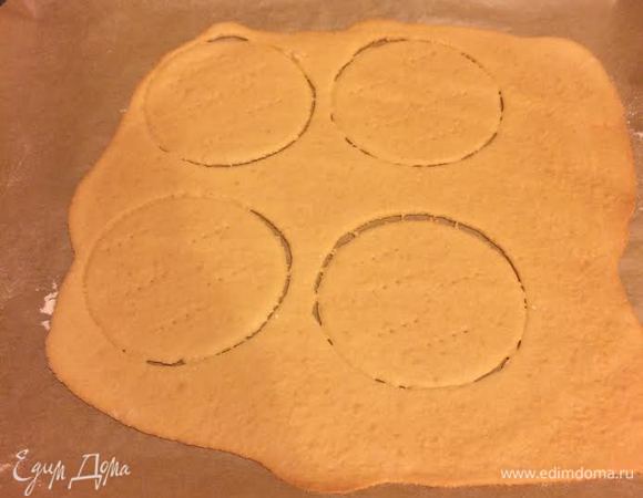 Наколоть вилкой и выпекать 5 — 6 минут.