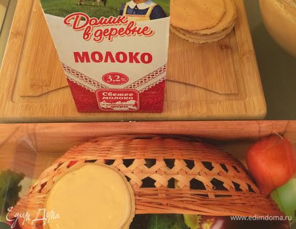 Смазать коржи кремом.