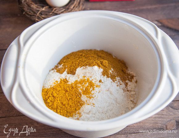 Отмерьте в миску муку. Добавьте соль и специи.