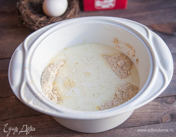Смешайте сухие компоненты, сделайте в центре муки углубление и влейте молоко «Домик в деревне».