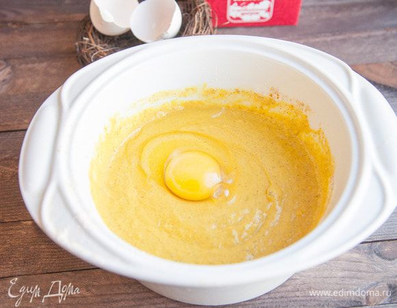 Тщательно перемешайте до получения однородной смеси. Добавьте яйцо и еще раз хорошо перемешайте.