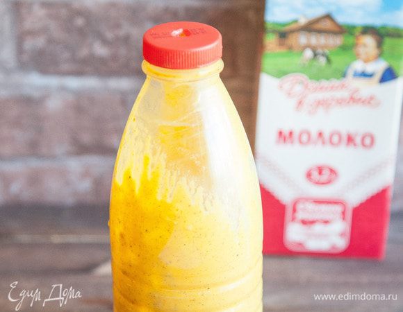 Перелейте тесто в специальную емкость или бутылку с узким носиком. У меня собранная из подручных средств конструкция: пластиковая бутылка с отверстием в крышке. В отверстие можно вставить кусочек пластиковой питьевой трубочки.