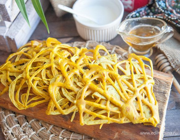 Обжарьте блины с двух сторон до золотистого цвета. Процесс занимает 1 — 2 минуты, не более.
Осторожно переложите блины на тарелку. Пока блины горячие, они хрустящие и их тонкие края можно легко сломать. Спустя несколько минут, когда блины немного остынут, они станут мягкими и упругими и их можно будет свернуть.