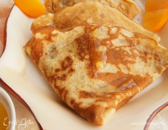 С медом эти блины особенно хороши.