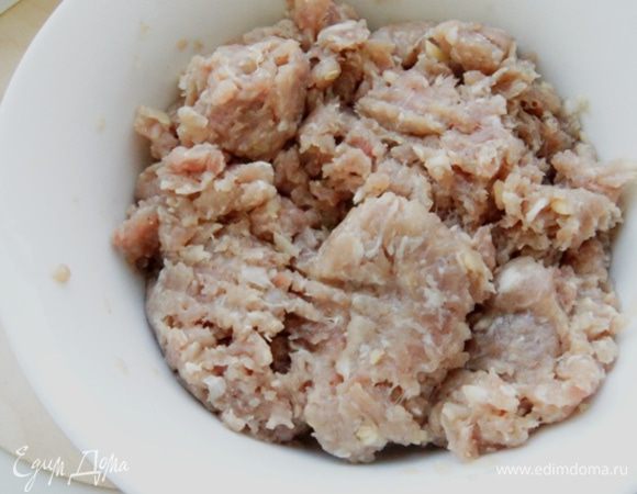 Фарш для фрикаделек лучше брать домашний, у меня фарш курица-свинина, перекрученный с луком.