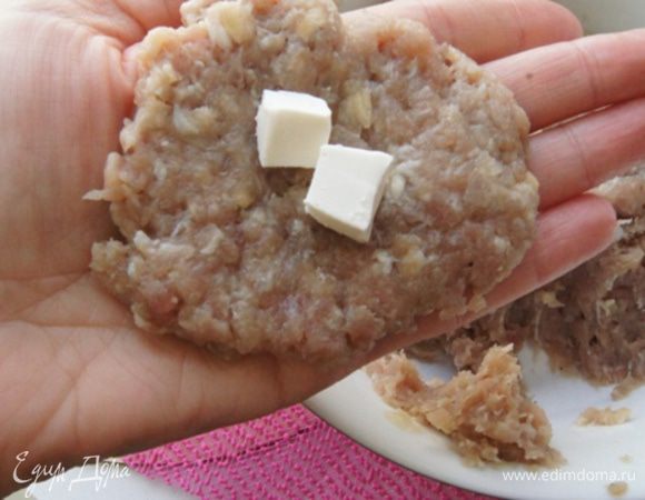 Сформировать лепешку из фарша, вовнутрь каждой положить кусочек феты (или два).