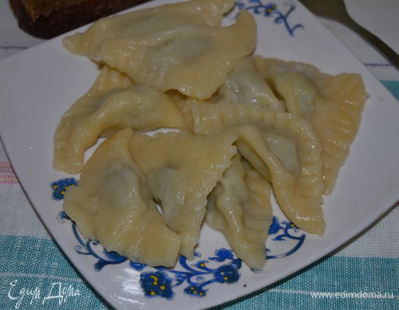 Варим пельмени в подсоленной воде с добавлением лаврового листа, подаем горячими.