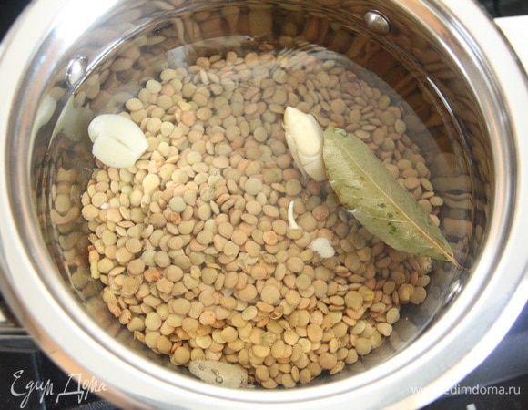 Чечевицу ТМ «Националь» промыть и засыпать в кастрюлю с холодной водой (на 200 г чечевицы примерно 600 — 700 мл воды). Добавить лавровый лист и 3 зубчика чеснока, раздавленных. НЕ СОЛИТЬ! После закипания воды варить примерно 15 минут.
