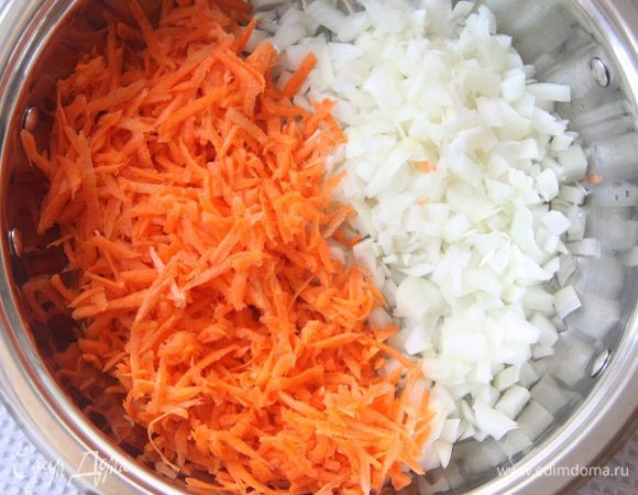 Лук нарезать кубиком, морковь натереть на крупной терке. Обжарить на растительном масле до светло-золотистого цвета.