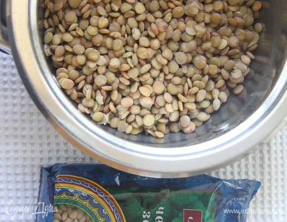 Слить оставшуюся воду с чечевицы.