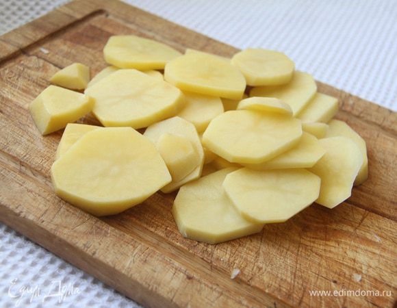 Картофель нарезать пластинками 3 — 4 мм. 