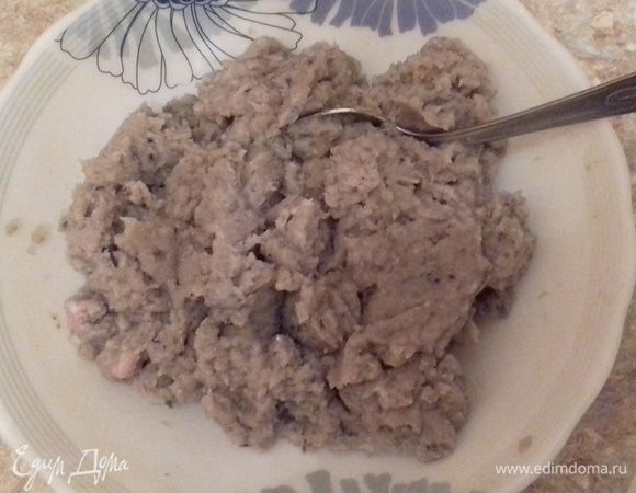 Смешиваем рыбу и сало, добавляем по вкусу соль, специи (я использую специальные «для рыбы»). Пюрируем фарш блендером.