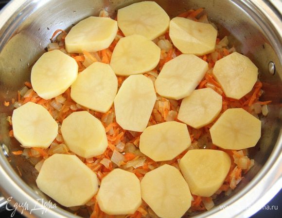 Выложить картофель на обжаренные овощи.