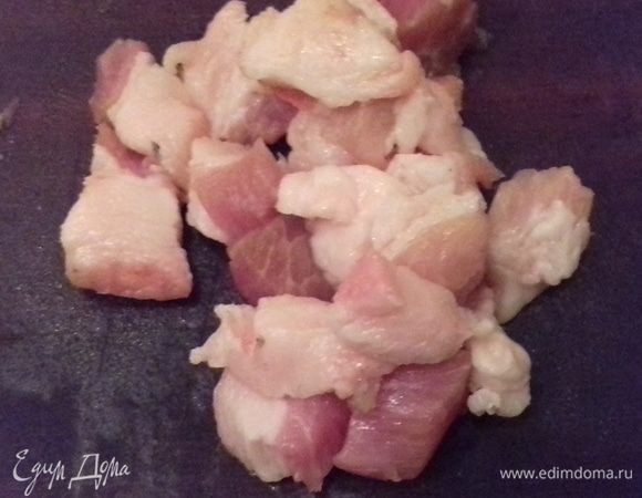 Чтобы фарш получился более рассольным, добавляем к рыбе свиное сало (можно чтобы было немного мяса). Режем его на небольшие кусочки и тоже пропускаем через мясорубку.