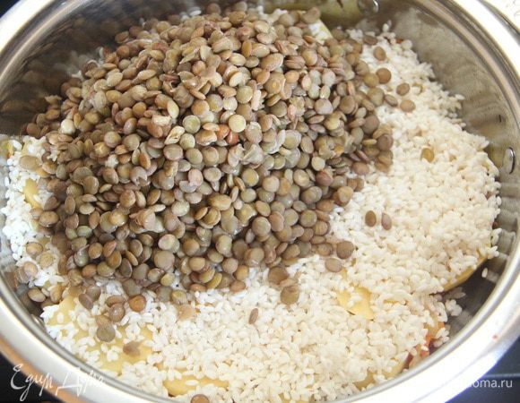 Поверх риса выложить чечевицу.