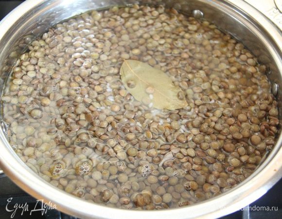 В кипятке (500 — 600 мл) развести 1 ч. л. соли. Залить подготовленное блюдо водой, добавить лавровый лист. Накрыть крышкой и томить на слабом огне 40 минут. Первые 30 минут открывать нельзя.