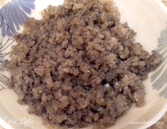 Самая неблагодарная работа с рыбной мелочью — ее чистить. Удаляем головы, потрошим, тщательно чистим от чешуи, плавников и убираем крупные кости. Затем мякоть рыбы пропускаем через мясорубку. Если вы не любите косточки. похрустывающие на зубах, то лучше сделать это дважды, с начала через крупную решетку, а потом через более мелкую. На фото после первого прокручивания.