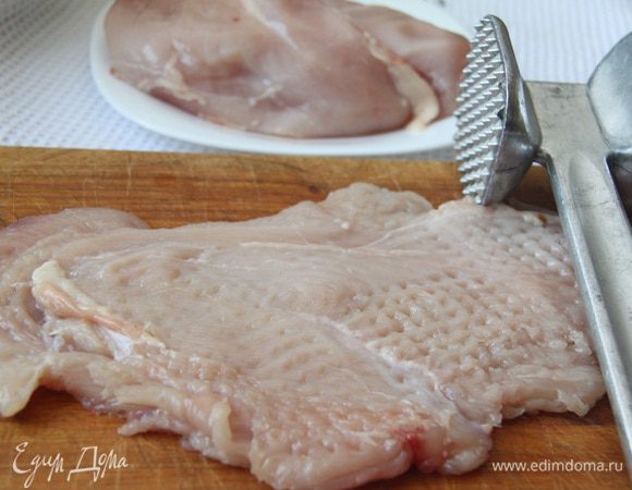 Прежде всего поставить на огонь сковороду, дать ей тщательно нагреться.
Куриное филе отбить до 4 — 5 мм толщиной.