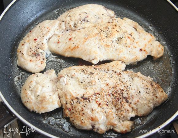 Перевернуть отбивные и жарить на другой стороне еще 3,5 минуты.