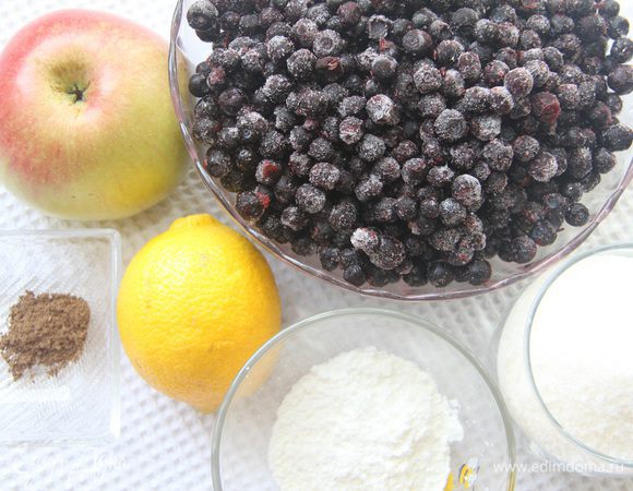 Для начинки понадобятся: 600 г черники, 1 стакан сахара, 1 большое яблоко, 1 ч. л. цедры лимона, 1 ст. л. лимонного сока, 1/4 ч. л. молотой корицы, а также 2,5 ст. л. крахмала, разведенного 2 ст. л. воды.