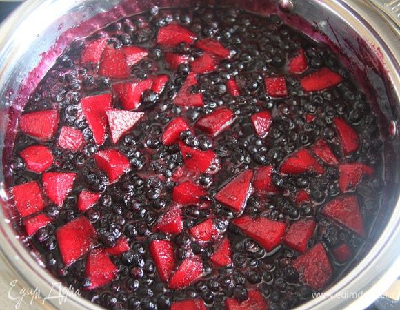 Довести до кипения и проварить минут 10 на слабом огне.