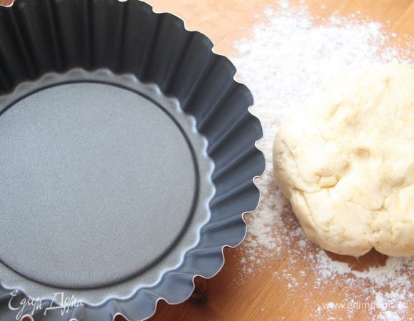 Подготовить форму. Тесто достать и разделить на 2 части.